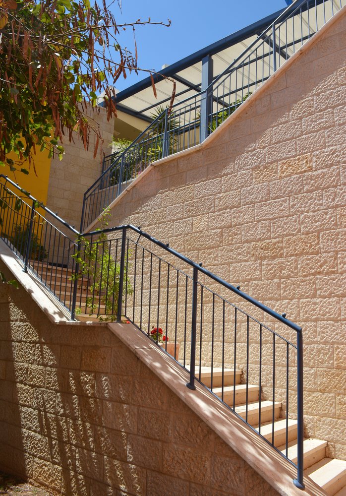 מדרגות מקשרות את החצר התחתונה למעבר